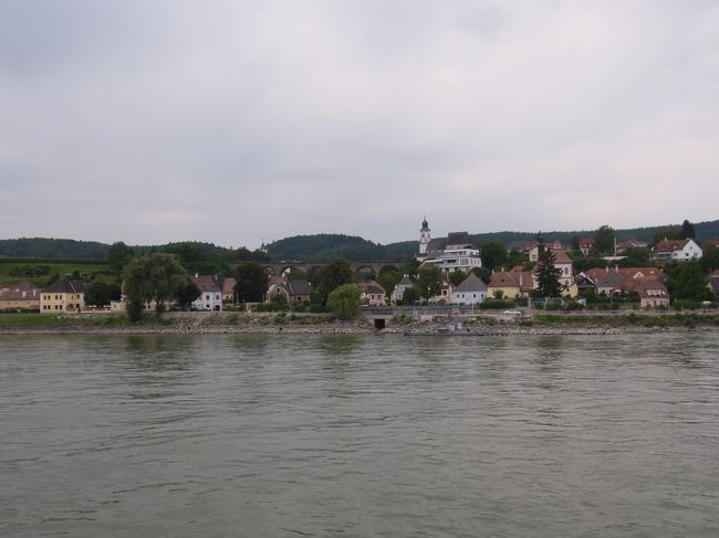 私、今ドナウ川にいるんだよな〜。<br />小学校の頃、合唱部で歌った「美しき碧きドナウ」<br />「ドナウ川ってどんな素敵なところなんだろう...？」と想像を膨らませながら歌っていたそのドナウ川に！<br /><br />残念ながら曇り空で碧くはないけれど、憧れていた場所にいるなんて感無量♪<br />