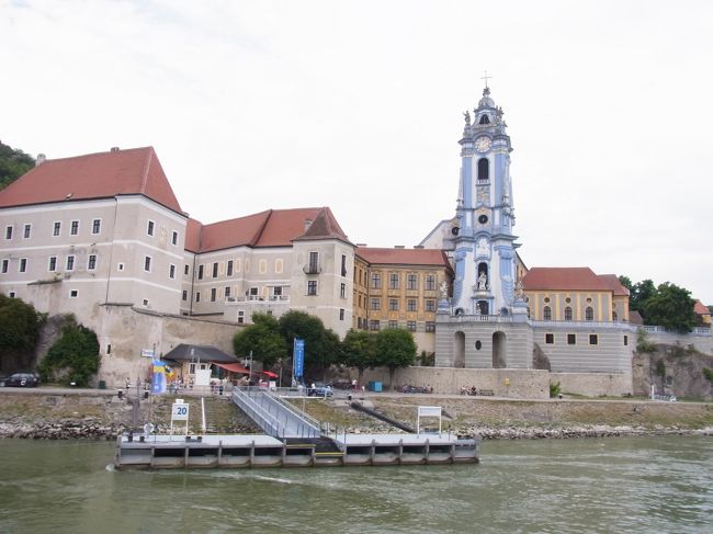 青い建物は聖堂参事会修道院教会の塔だそうです。<br />一際目を惹く美しさ☆<br /><br />ツアーなどではここで下船し、デュルンシュタインの街を散策してからウィーンに戻る事が多いようです。<br />「ヴァッハウの真珠」と呼ばれるほど美しい街並みを散策したかったのですが、時間もなかったのでこのままクレムスまで乗って行く事にしました。