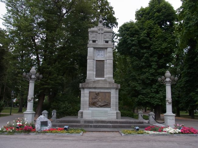 さて、ここから駅にはどういったらよいのでしょうね...（笑）<br />私、地図持っていません。<br /><br />こんな時はインフォメーションセンターへ！<br />幸い、船着き場のそばにあったので、地図を貰って駅までの行き方を教えてもらいました。<br />クレムスにも旧市街があるようなので、せっかくですから旧市街の中を通って向かいましょう。