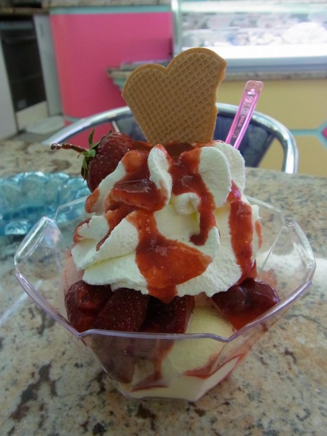 散策を終えた後は駅に向かいます。<br />途中で美味しそうなアイスクリーム屋さんを発見！<br /><br />曇ってはいましたが結構暑かったのでつい買ってしまいました（笑）<br />今日は山盛りのストロベリーサンデー♪<br />お店でゆっくり食べて行きたかったのですが、時間もないので食べ歩き。<br /><br />そして17：02の電車でウィーンに戻りました。