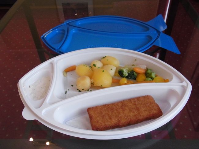 中はこんな感じ。<br />本当はもっと大きなお魚なのですが、私には食べきれないので、お子様用のフィッシュフライにしてもらいました（笑）<br />日本人にもお馴染みの白身魚のフライ。タルタルソース付き♪<br />付け合せにはポテトと温野菜。これがまた美味しい！<br />結構気に入りました。<br /><br /><br />明日はお隣の国、ドイツに移動します。<br />