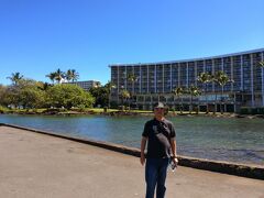 ステイするのはキャッスル ヒロ ハワイアン ホテル。
ヒロはホノルルに次ぐハワイ州第二の都市ですが、観光客はほとんどコナに泊まり、ヒロにはホテルもグルメもあまりありません。
チェックインまで間があるので少し街を回りましょう。