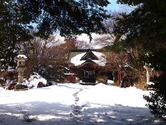 八戸には、２つの城下町の歴史があります。

ひとつは、南北朝時代に北奥羽を治めていた南部氏が、１３３４年に築城し、居城としていた根城。史跡の面積は２１haにも及ぶそうです。

ちょっと離れた街外れにあり、現在は「史跡根城の広場」という公園になっているそうです。

もうひとつが、八戸公会堂の隣にある三八城（八戸城）。

根城南部氏が遠野に移封になった後、根城は廃城となります。八戸領は、盛岡藩の直轄となり、八戸城を新たな拠点として城下町が造られていきました。

その八戸城跡が、こちらの三八城神社なんだそうです。

城といっても、天守閣のないお城だったようです。

積雪があるので、目の悪い連れ合いに気を使ったのか・・・三八城神社の近くまでは行かずに、こんな遠目から見ただけでした・・・。