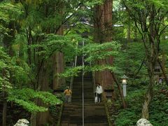 ２日目は宿から中社まで歩き、さらに神道を歩いて宝光社に到着。

参拝後は宝光社前からバスで善光寺へ。