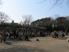 王子駅の目の前に広がる小高い丘が飛鳥山公園。江戸時代は徳川吉宗の時代から開園している由緒ある公園で、飛鳥山博物館や紙の博物館などの文化施設も充実しています。大広場ではたくさんの子供が遊んでいました。