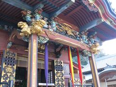 名主の滝公園の近くには王子稲荷神社があります。見事な装飾が見られる本殿ですね。