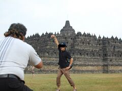 ボロブドゥール遺跡に到着。9世紀に丘陵に岩石を積み上げられ造られた巨大モニュメント。その悠久の歴史を前にちょけるガイドのハリーと私。ガイドは現地で1時間10ドルでお願いできた。自分のことをメタボとか言ったりして可愛げのあるオジンだった。