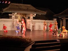 プラウィサタ劇場で行われるラーマヤナの伝統舞踊。ゲストハウスのフロントでアレンジしてくれた。一人2500円程度でバイキングの夕食付。