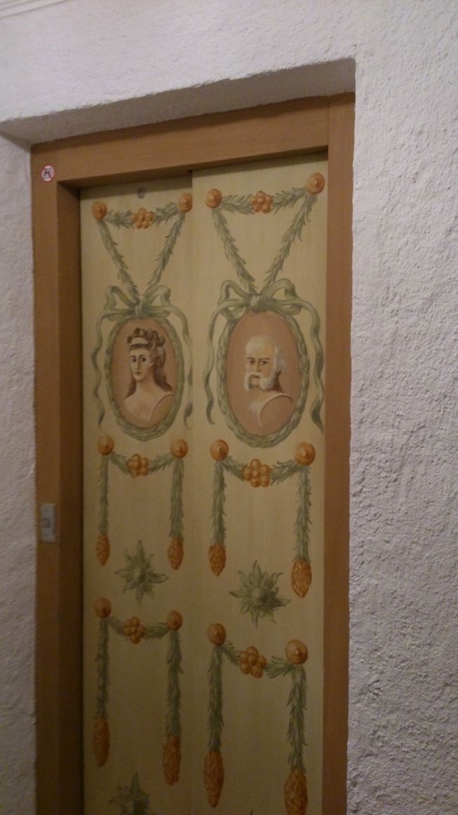 ４人乗りくらいの可愛いエレベーターです。