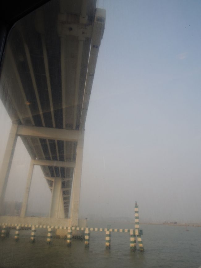 マカオ行きフェリーから。<br />行きはそうでもなかったけど、帰りは上へ下へ大揺れで吐く人続出。<br />普段乗り物酔いもしないし、遊園地のコーヒーカップをぐるぐる回しても大丈夫なわたしだけど、さすがに気持ち悪くなってもう乗りたくないと思いました。