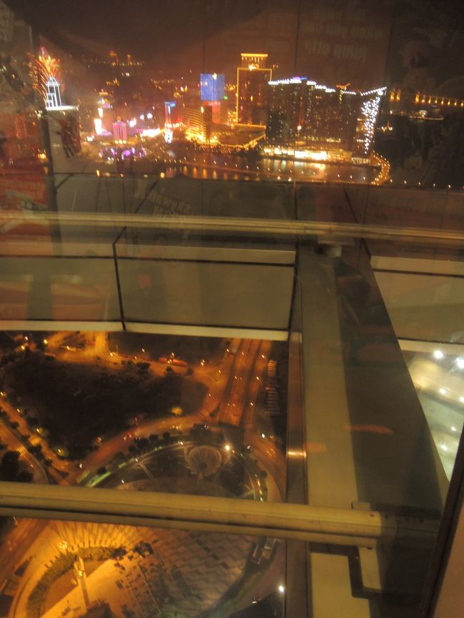 マカオタワー<br /><br />タワーの展望階から外に出て歩くことができます。<br />あとバンジーもできます。