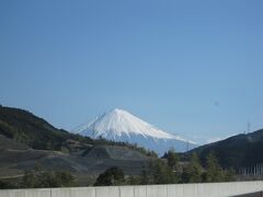 長野県南部の我が家から、国道151号線で南下し、2012年に開通した三遠南信自動車道と新東名高速道路を経過して伊豆に向かいます。道幅広く真直ぐな新東名は本当に走りやすい!!晴天に恵まれ、ドライブは快適です。
富士山が見える度、車内で歓声が上がります。清水SA直前、ぐっと富士山が近くに見えました。
