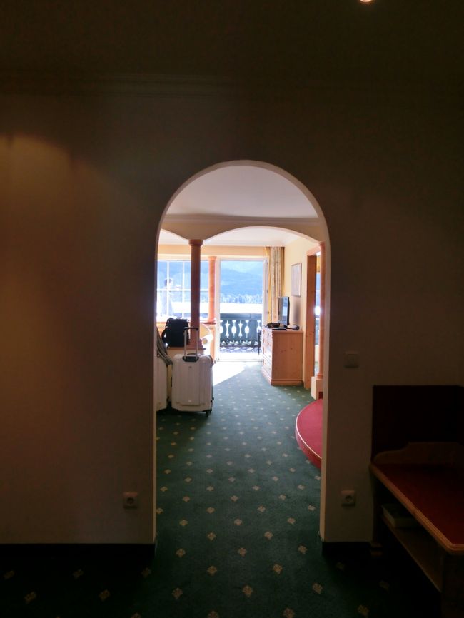 ドアを開けて入ると<br />広めのエントランスホール<br />右にバゲージベンチがあります。<br /><br /><br />