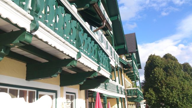 振り返るとホテルの湖側の外観です。<br /><br /><br /><br />