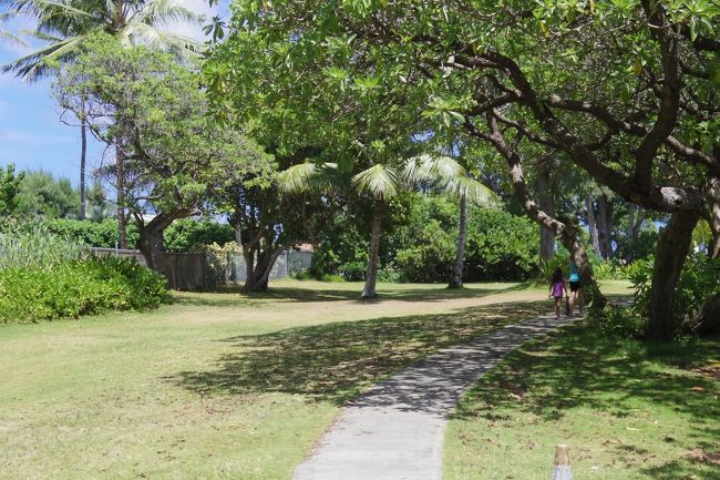 そのあと1度ハレイワタウンによって<br />お弁当を買って<br /><br />カイルアの海へランチへ