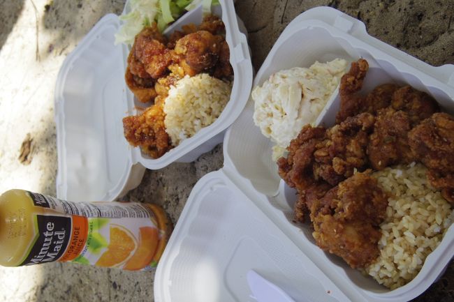 私達も日陰を見つけてランチ