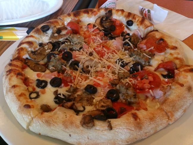 やっぱり関東に台風直撃って事で<br />出発は遅延に！！<br /><br />ラウンジも混み合っていたので<br />2時間もダラダラしていたら飽きてしまったので<br /><br />空港内でのんびりランチ