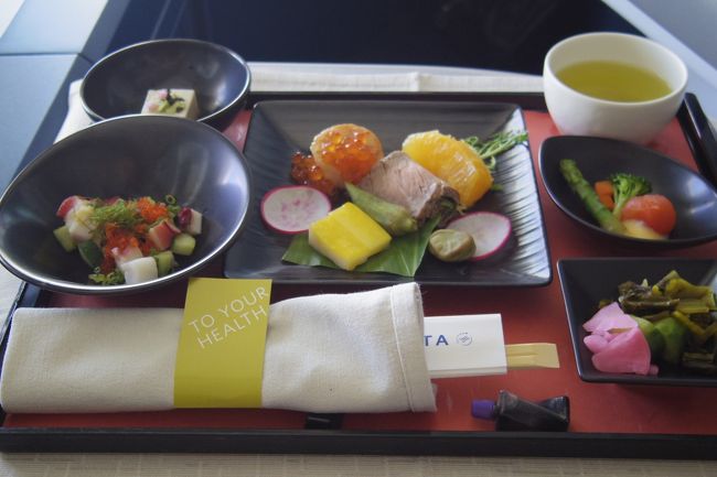 基本、機内で和食をお願いすることはないんですが<br />始めて頼んでみました…<br /><br />そしてトレーが運ばれてきた直後<br />機体がかなり揺れ味噌汁が泡だらけ＆こぼれまくりました！<br /><br />そういえばでかい台風に近寄って行ってたんだよね