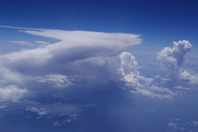 成田に近づいてきたらたしかに<br />なんだか変わった雲<br /><br />台風っぽい