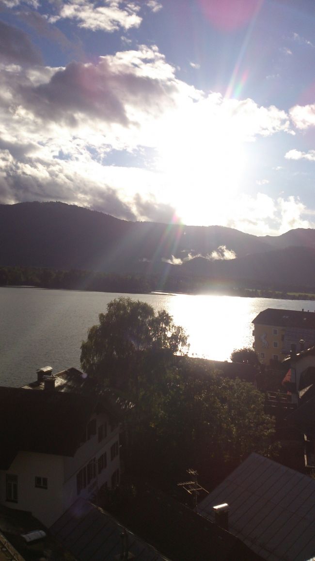 夕日が眩しいですが<br />夕食まで気持の良いテラスで過ごします。<br />