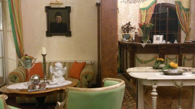 家族経営らしい雰囲気のロビー。<br />若い女性にバウチャーを提示してチェックイン。<br /><br />プランはヴォルフガング湖を望む<br />レイクビュースイートのテラス付です。