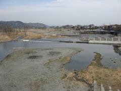 青梅線を羽村で下車し、駅頭で自転車を組み上げて出発。
最初に向かったのは多摩川の「羽村堰」。

玉川上水から取水するために、江戸幕府が作ったものだ。
肝心の取水堰の写真を撮っていなかったが、この広々とした川の右手に設置されている。
轟々と音を立てる様はそれなりに豪快。

それにしても、この辺りまで来れば多摩川も上流の方に当たるはずだが、ここ羽村堰周辺だけはぽっかりと開けていて、気持ちが良い。