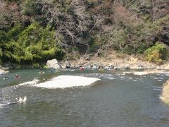 釜の淵公園は多摩川が大きく湾曲した部分にあり、三方は川である。
流れも緩やかだからか、カヤックを楽しむ人たちが見られた。

さて、梅郷に向けて再出発。