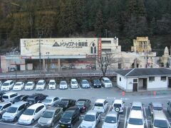 早朝の高尾山口駅
何気なく、トリックアート美術館を撮ってみたが、この施設、訪問者はいるのだろうか？
クルマはほぼ100%、登山客のものだろう。