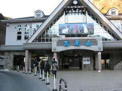 ケーブルカー乗り場へ･･･とは行かず、我々はその脇から登る稲荷山コースへ。
首都圏の手軽な山として、高尾と並んで奥多摩の御岳山、丹沢の大山があるが、共通しているのは山頂までケーブルカー等の交通機関で行けること、山岳信仰の対象として栄え、大きな神社を擁していることが挙げられる。

高尾山の場合、電車を降りてバスに乗らなくて済むというのも、行きやすい山にしている要因だろう。