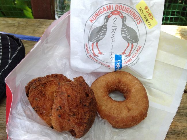 軽食にクニガミドーナツとサーターアンダギーをゲット