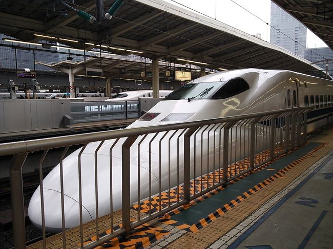 京都まではこちら700系でイク〜。<br />こだまってのは、たくさん停まるので<br />時間がかかるらしい。あ、そうなんだ。<br /><br />ひかり、のぞみ、こだまの違いが<br />いまいちわかってません。<br /><br /><br /><br /><br /><br /><br /><br /><br />