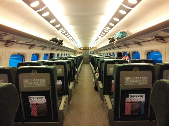 新幹線といえば乗車率120％とか<br />いつも混んでる印象なのに〜<br /><br />３連休前の平日の夕方、<br />名古屋を過ぎるとこんなふう。<br />ガラガラです〜。