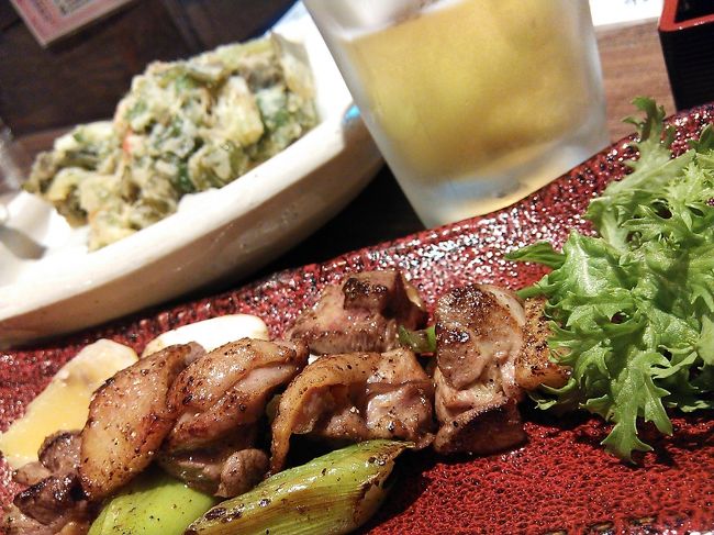 冷え冷えビールと大和肉鶏焼き。<br /><br />大和肉鶏はお昼に定食屋で食べる、<br />から揚げ定食のゆるーい鶏とは<br />ぜんぜん違う〜。しっかりした食感。