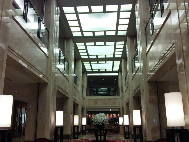 駅ナカでお買い物などして<br />日航ホテル奈良にチェックイーン。<br /><br />ロビーの名前はＪＡＬホテルズの<br />シンボルマークにちなんで<br />ロビーラウンジ「ファウンテン」<br />だけどファウンテン感はゼロ〜。<br />お部屋もいたって普通。もちろん<br />ファウンテン感もなっしー。<br /><br />