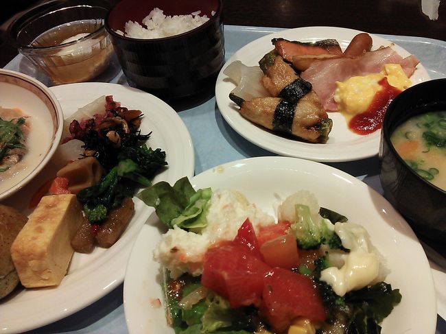 おはようございます。<br />本当にこんだけ食べたのか？<br />という量だけど、ちゃんと完食。<br /><br />朝のブッフェには<br />たなかの柿の葉すしもありました。<br /><br />右側「興福寺の粕汁」ってのが<br />美味しかった。<br />興福寺が２月の節分行事のまかないとして<br />作る粕汁らしい。濃厚でうまー。<br />