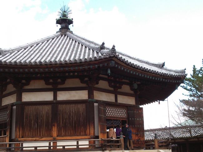 法隆寺・夢殿は<br />太子の宮殿跡に建てられた<br />日本最古の八角円堂。<br /><br />ここからいい写真が撮れますよ。と<br />ご案内いただいて、この写真。<br />いい写真は、位置ではなく技術。