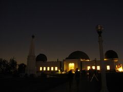 天文台に着いた頃には夜景にちょうど良い暗さになってました。天文台への入場自体は無料。7ドルでプラネタリウムも見れますが、今回は時間がなかったのでスルー。