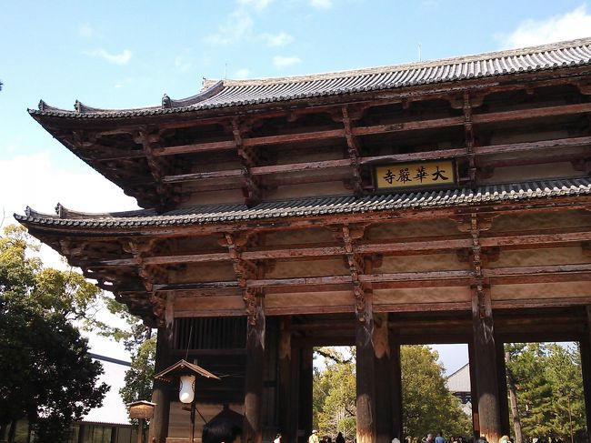 さてー、東大寺南大門は <br />天平勝宝4年（752）に創建された<br />高さ25mの東大寺総門。<br /><br />門の両脇には運慶と快慶の<br />阿吽（あうん）の金剛力士像が<br />配置されてる。<br /><br />