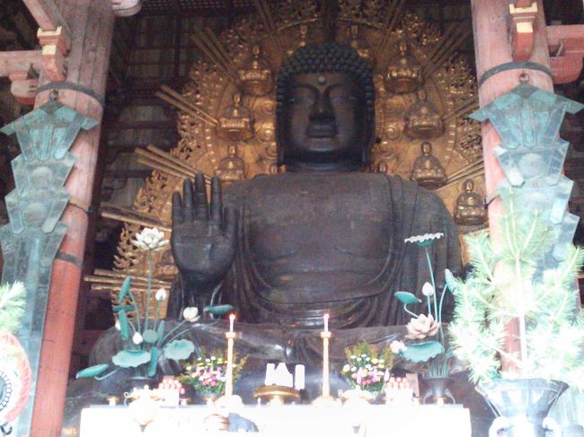 奈良の大仏さん。<br />本名は東大寺盧舎那仏像<br />とうだいじるしゃなぶつぞう。<br />高さ15m、重量は約300t。でかー。<br /><br />