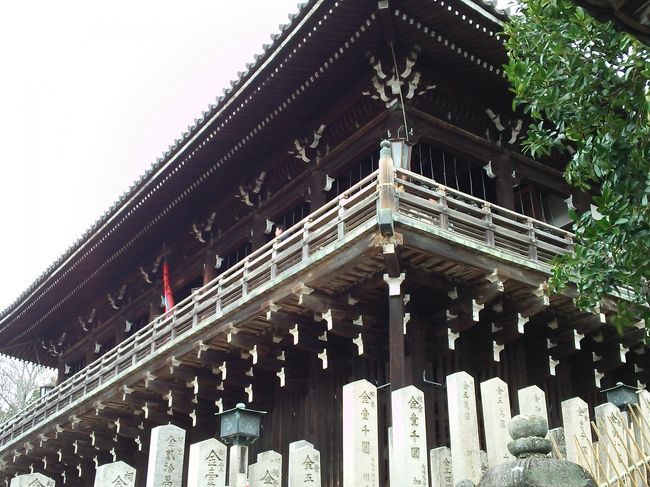 静寂に包まれる<br />火がボーボーではない二月堂。<br />