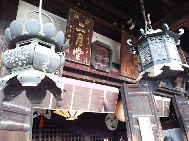 お水取りで有名な東大寺二月堂にも<br />イッてみます。<br /><br />修二会（しゅにえ）の正式名称は<br />十一面悔過（じゅういちめんけか）。<br /><br />日常で犯しているさまざまな過ちを、<br />十一面観世音菩薩の宝前で<br />懺悔（さんげ）すること。<br /><br />時期外れですが<br />せっかくの機会なんで<br />過ちだらけの日常を懺悔しとく。<br />