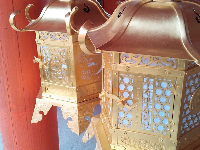 西回廊には金色の釣燈籠。<br />形やデザインが微妙にちがう〜。<br /><br /><br />