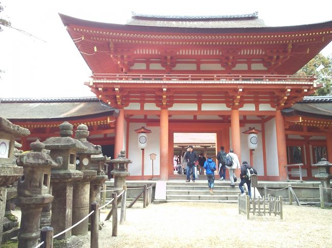 南門は春日大社正面の楼門。<br /><br />表参道から回廊内に入る時に潜る門で<br />高さは12mあり春日大社最大の門。<br />ここからは石灯籠が続きます。