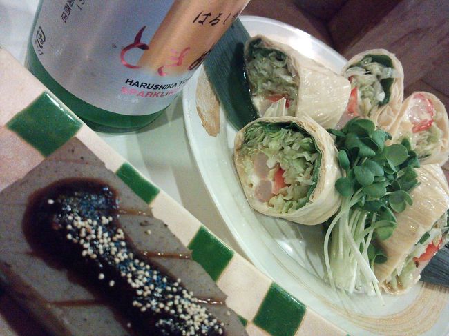 エビと生湯葉のサラダ。<br />エビがぶりっと美味しかった♪<br />お尻の毛がフワフワ逆立っていないか<br />注意しつつ食べる。<br /><br />中庭の向こうに座敷もありますが<br />カウンターは8席ほどの小さなお店。<br /><br />東京からきたというご夫婦から<br />春鹿超辛口をいただいて<br />･･･結局、グビグビ飲む。<br />ご馳走さまでした！