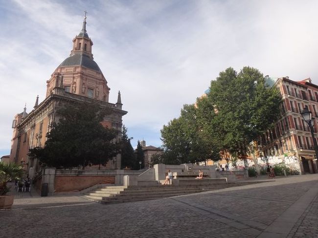 歩いてるとこんな素敵な建物が普通にあります。