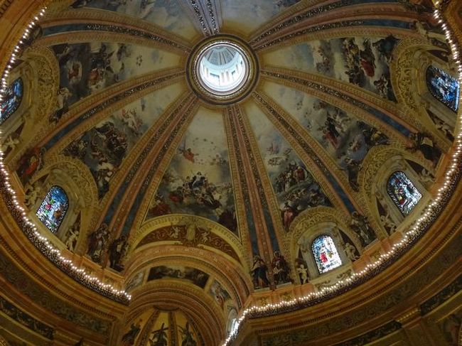 キリスト教会の中。天井すごい！どうやって、あんなにきれいに<br />維持ができるの？？すごい！