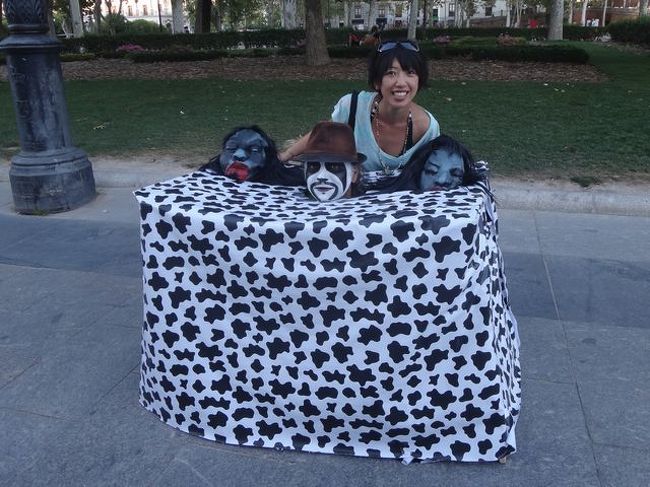 街を歩いていると、みんながゆっくりできるような公園が<br />いくつもあり、その踊り場に何人かこういう芸を、やっている。<br />真ん中が本物の人間で近づく人を驚かせるというなんとも<br />単純な物なんだけど、リアクション王なのですっごいびっくりしました。<br />ありがとう！そんなことも楽しくて仕方ないです！！