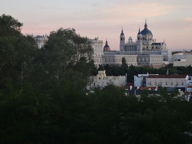 少し日が沈んできました。街の中はピンク色に染まり、オレンジになり<br />太陽は沈んでいきます。こんなのんびりとした、素敵な街に住みたく<br />なるよね。スペイン語話せたらなぁ〜