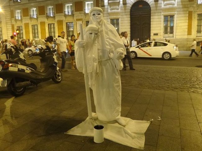 夜も、芸達者な人たちや、いろんな催し物が街なのかを楽しくさせてます。<br />私が、マドリードに着いたのが週末だったからかな？<br />こんな素晴らしいものが見れてラッキーです！