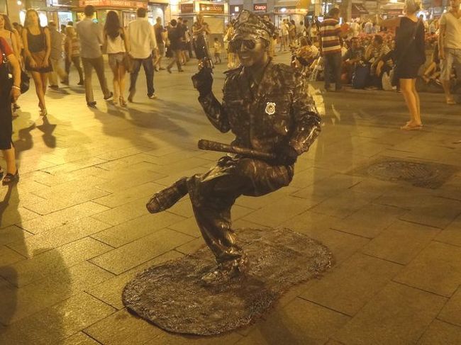 座ってるの？微動たりしません。でも、チップを渡すと少し<br />動きます　笑